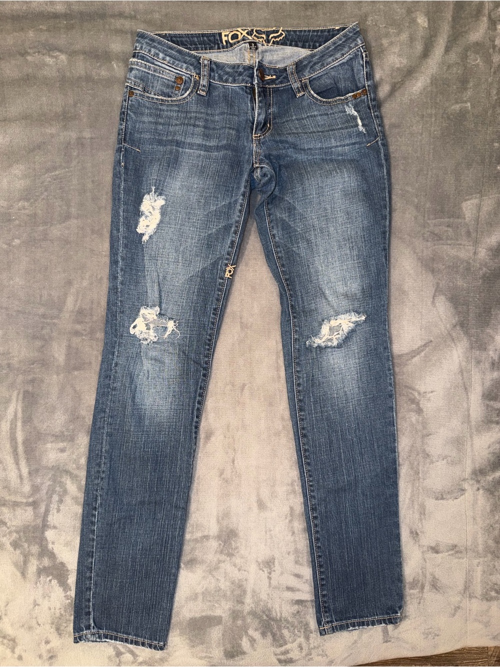 💙 Fox Distressed Low-Rise Skinny Jeans